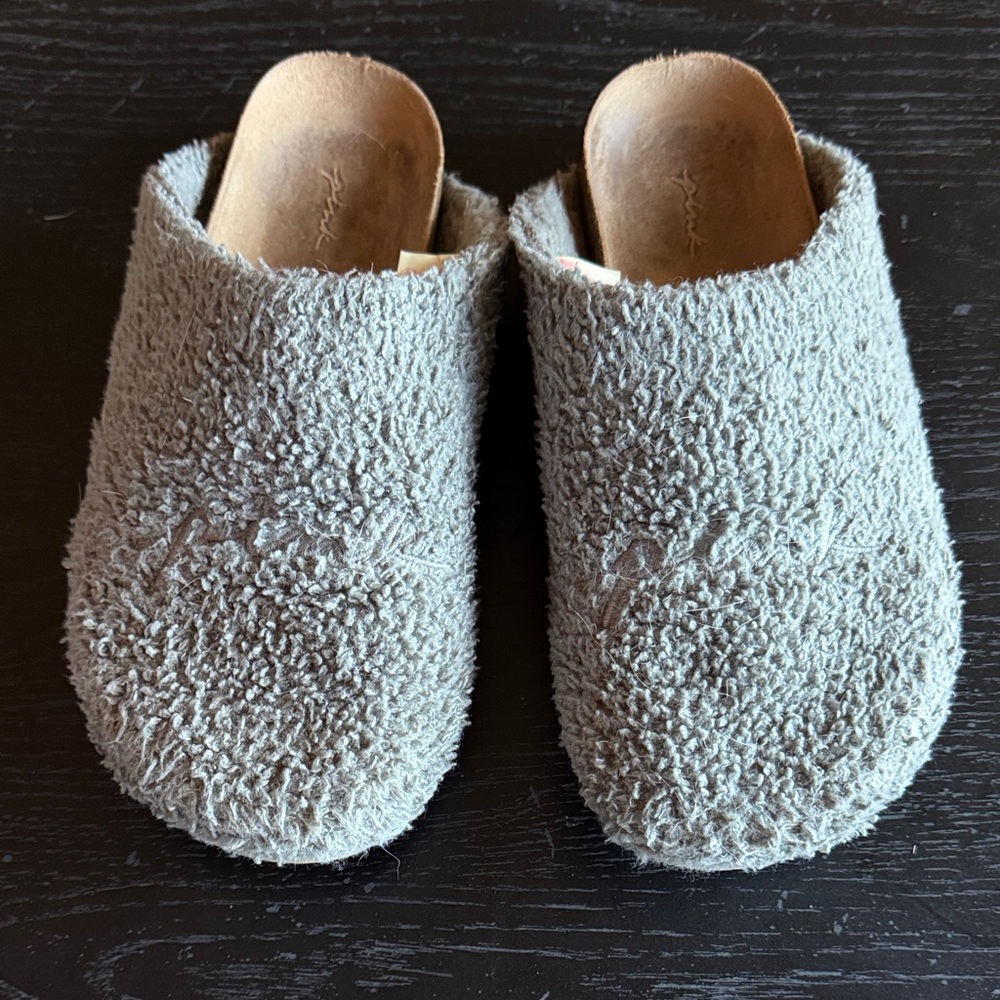Victorias Secret Pink Slippers in Gray